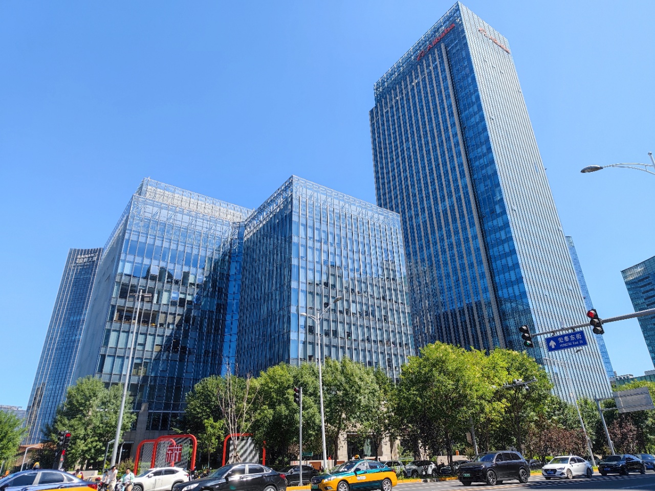 望京东绿地中心写字楼外观高清图